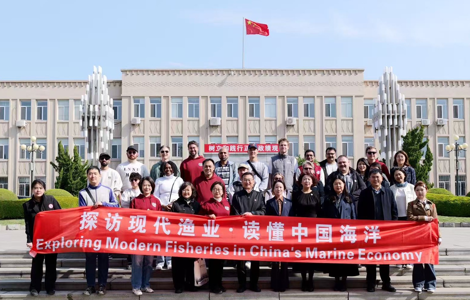 我校组织外籍教师开展“探访现代渔业·读懂中国海洋”主题实践活动